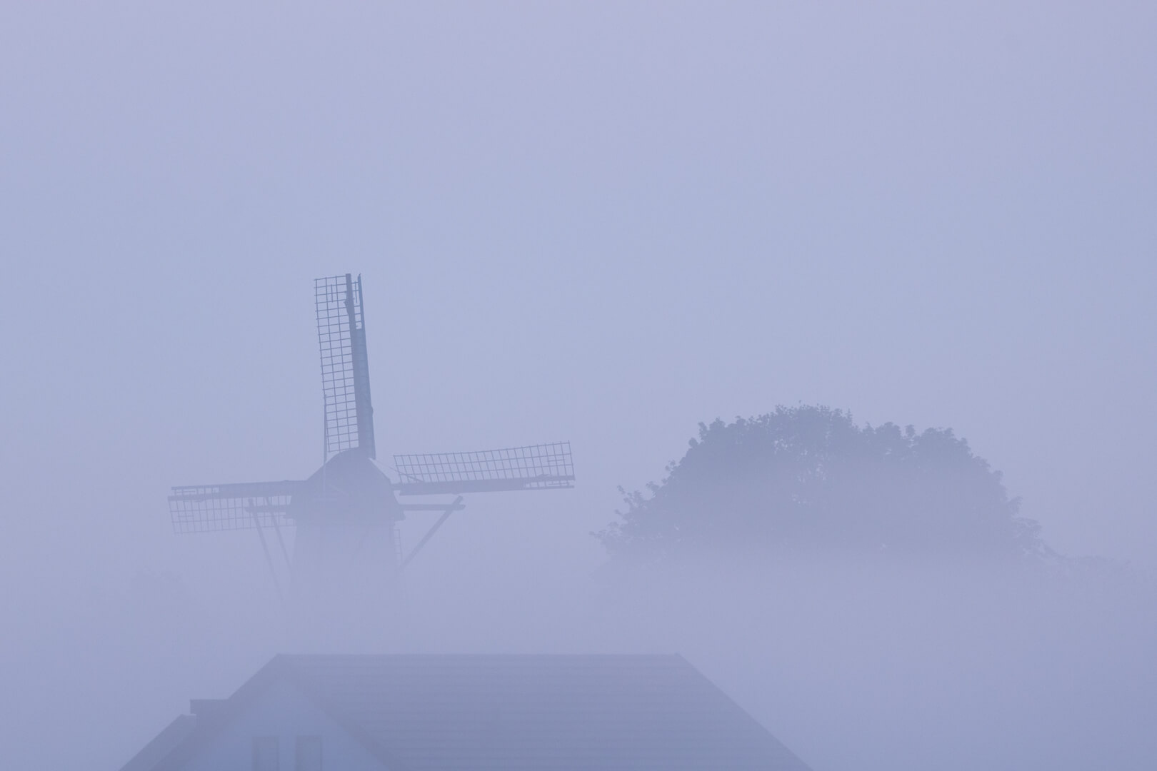 Molen in de dichte mist