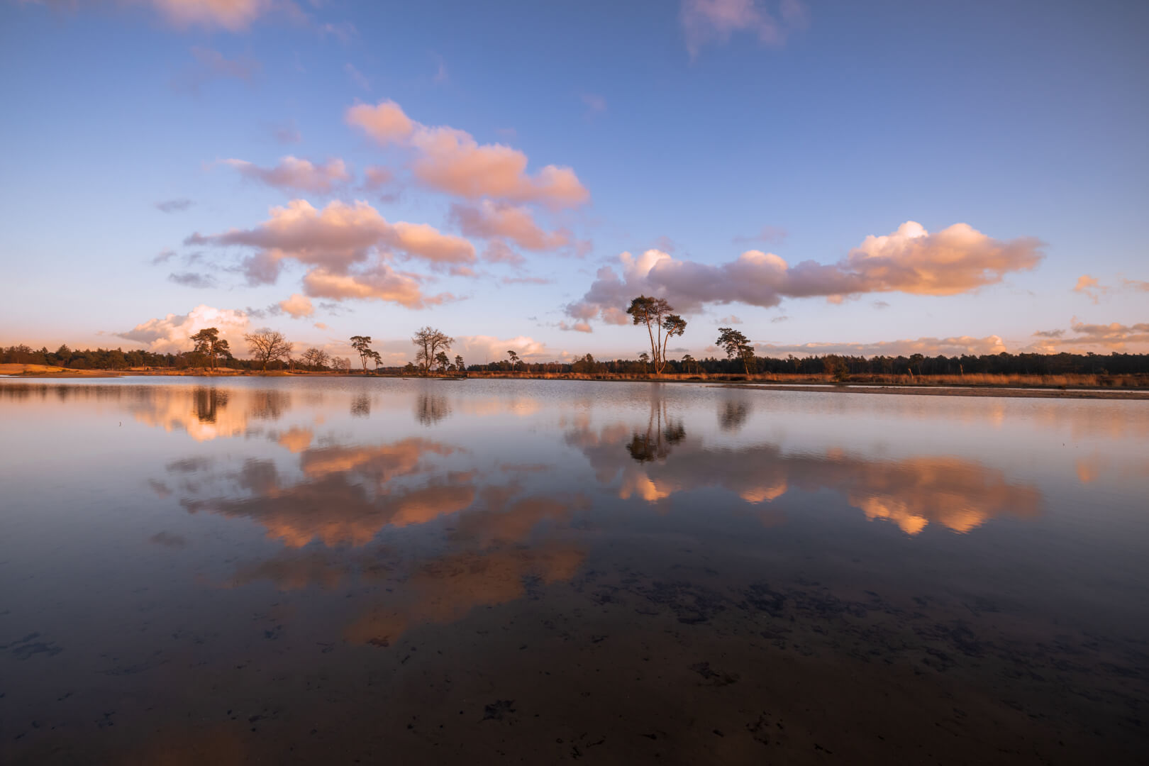 Reflectie met Wolken Loonse en Drunense Duinen